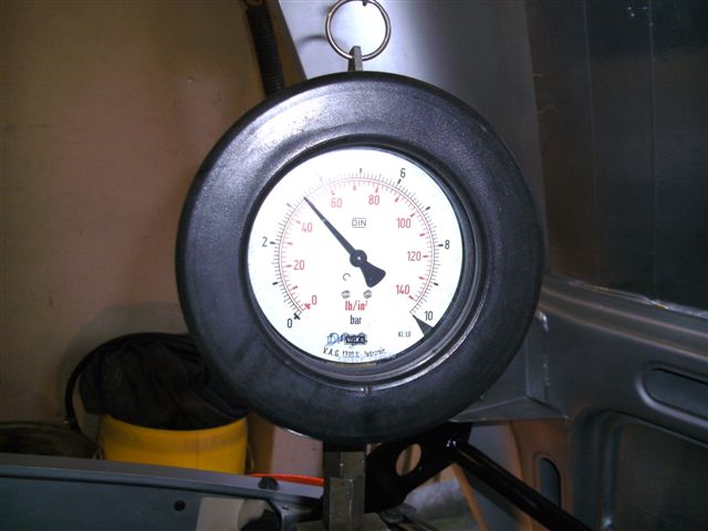 FUEL PRESSURE GAUGE SHOWING CONTROL PRESSURE SET TO 3.4 BAR WITH A HOT ENGINE
