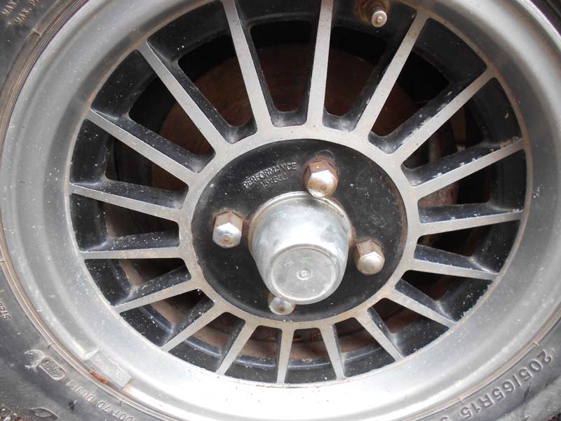 These look a bit like the 900 Turbo TRX wheels without the centre covers. Or Range Rover Mk1 Sunraysias.