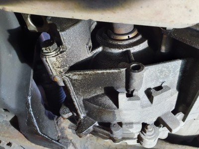 9-5 gearbox IB drive shaft leak small.jpg